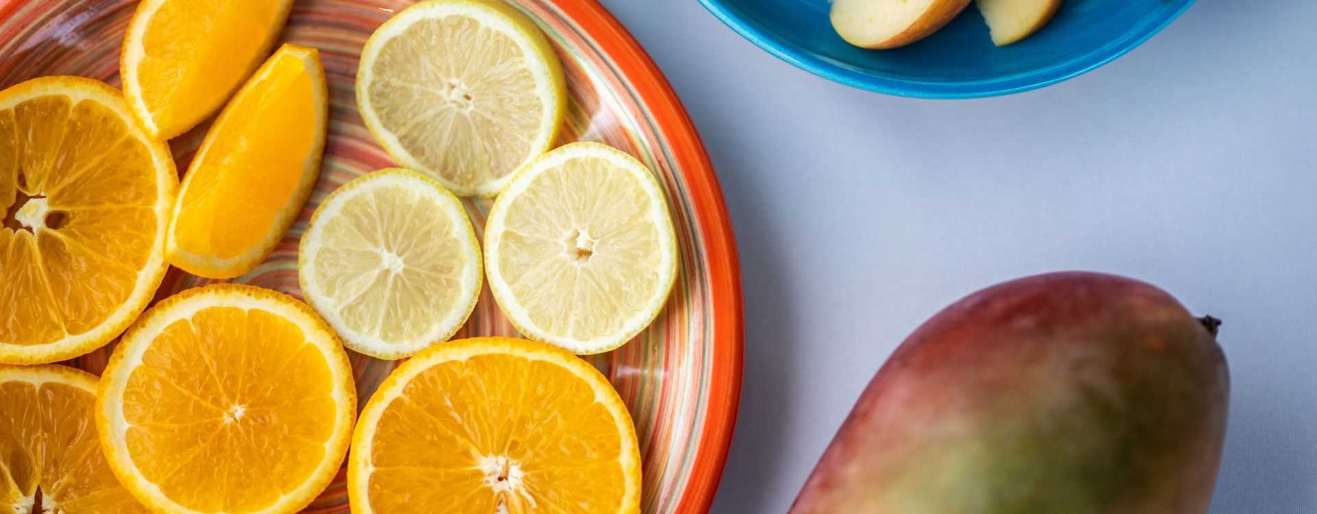 Vajillas coloridas: La clave para presentar frutas frescas en verano
