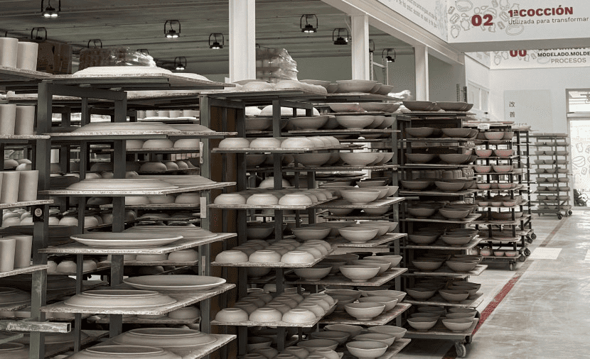 Desde dentro del taller de Ivanros: el viaje artesanal del torno al horno