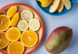 Vajillas coloridas: La clave para presentar frutas frescas en verano