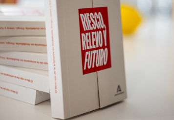 Ivanros acoge la presentación del Libro Rojo de la Artesanía en Andalucía con la Consejera Rocío Blanco