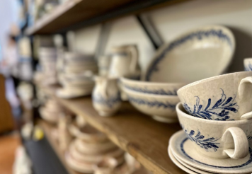 Mesas con alma andaluza: inspiración de feria, lunares y flores